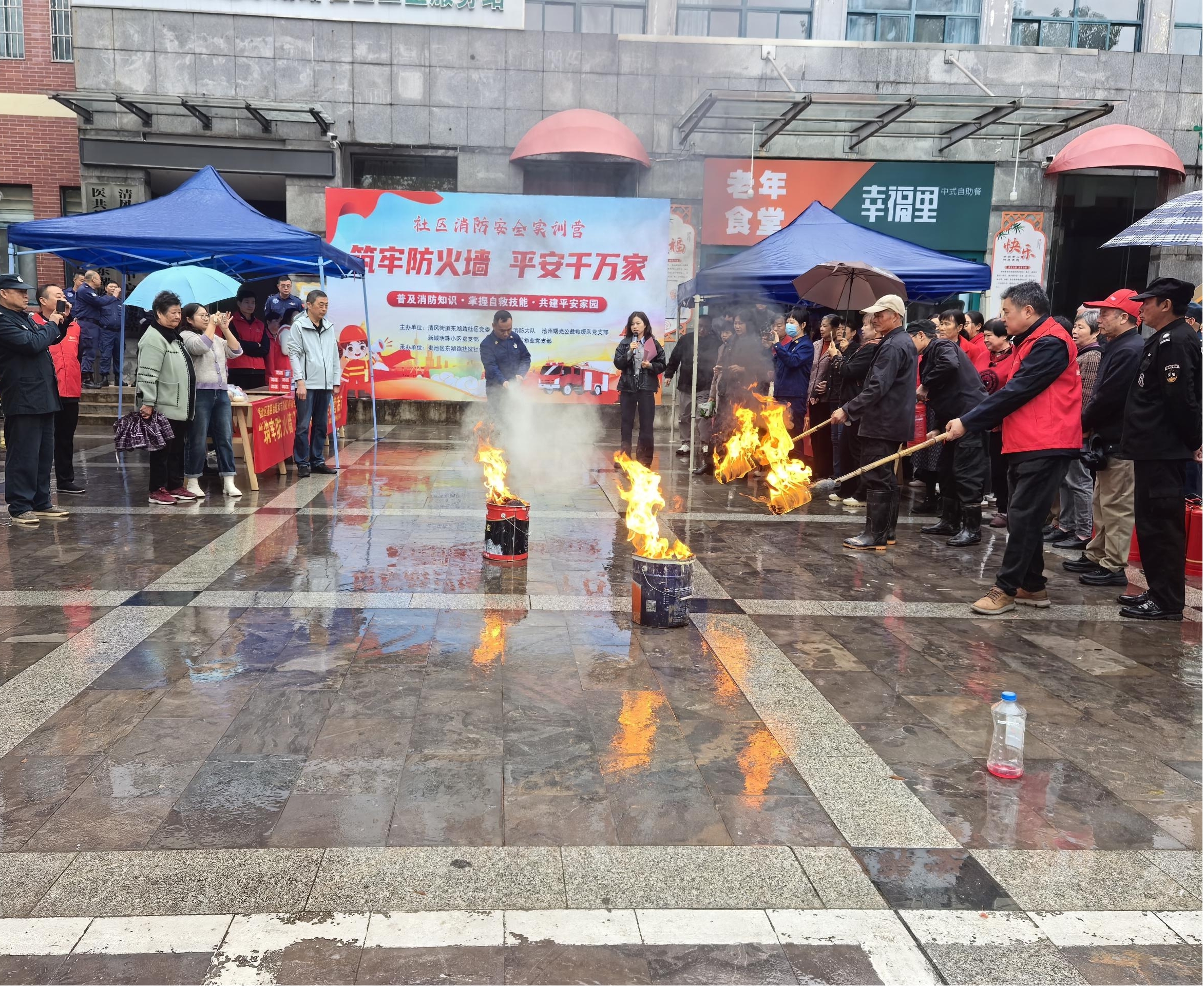 东湖路社区：党员领航 “安全集市”筑牢民生“防护墙”